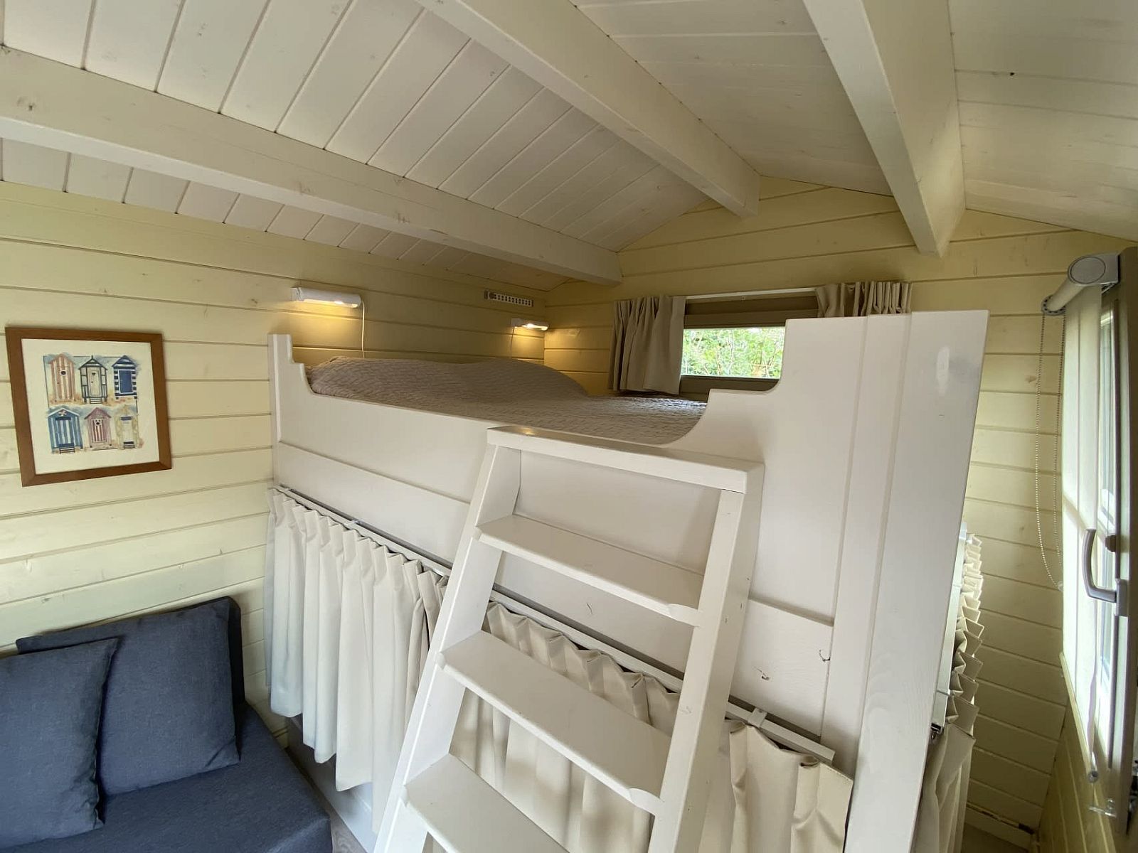 Cozy bedroom in Camping Chalet the Albatros Plus in Ouddorp, Goeree-Overflakkee, with comfortable bunk bed and cozy wooden furnishings.