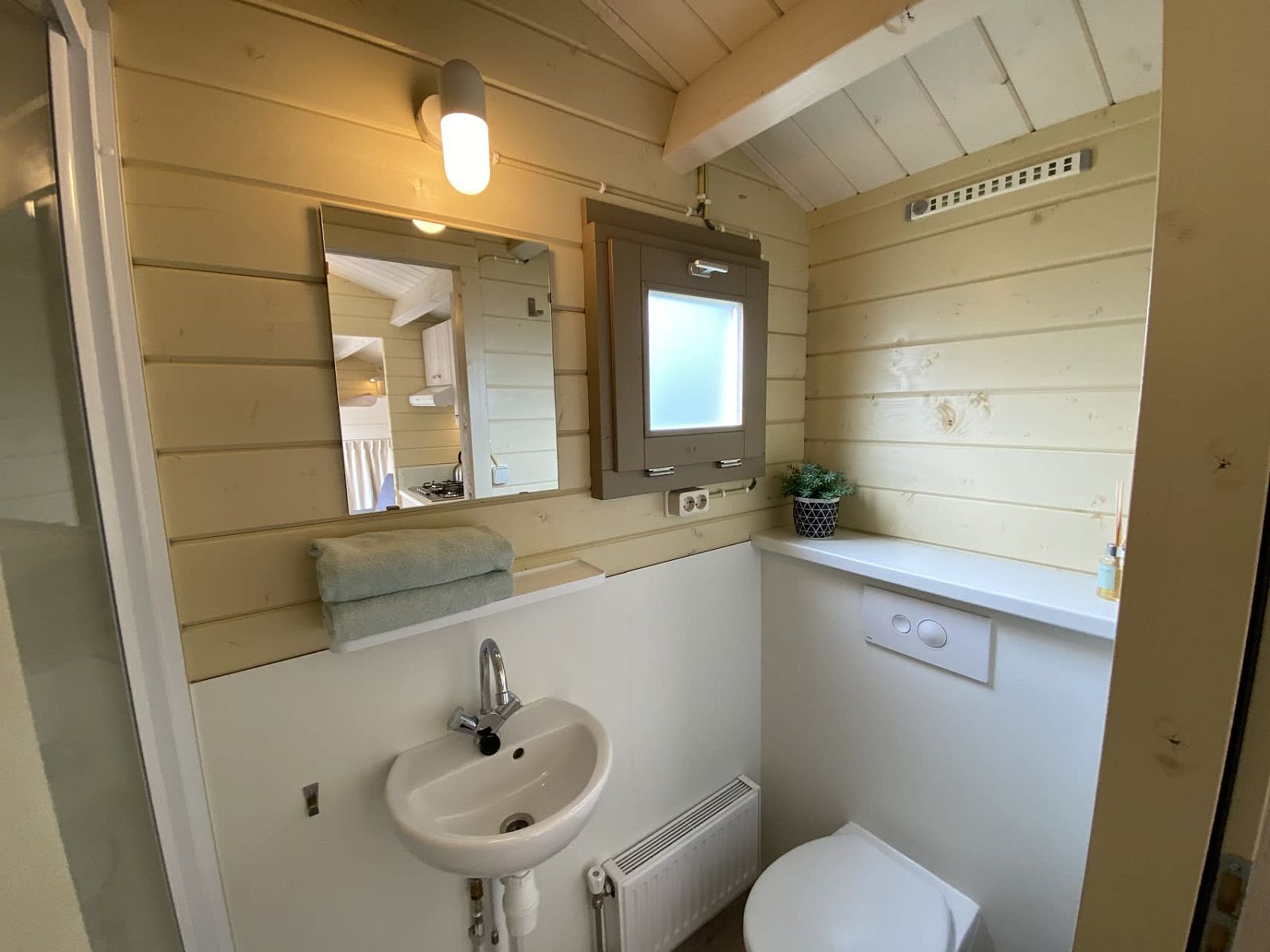 Floor plan of Camping Chalet the Albatros Plus in Ouddorp, Goeree-Overflakkee, with modern interior space and comfortable bedroom.