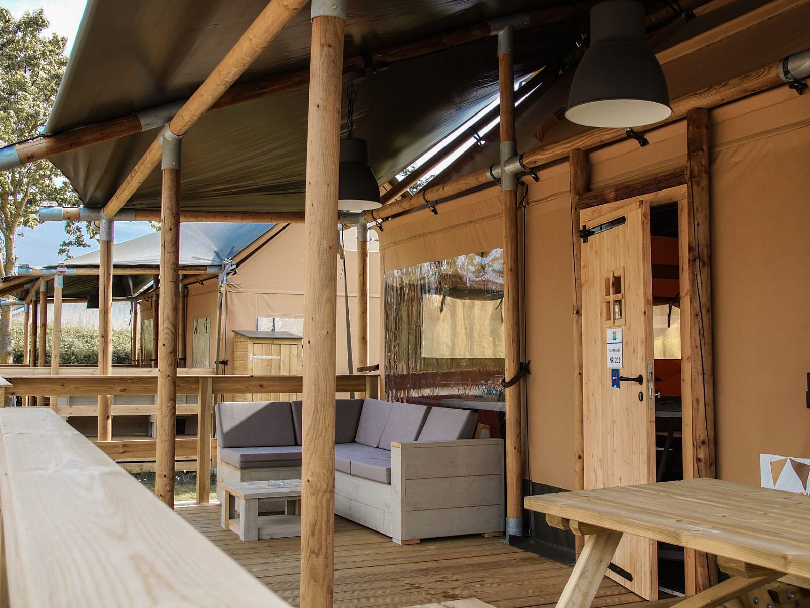 Gemuetliches Schlafzimmer in Safaritent Duinroos, einer Glamping Lodge in Ouddorp, Goeree-Overflakkee, Suedholland mit bequemen Betten.