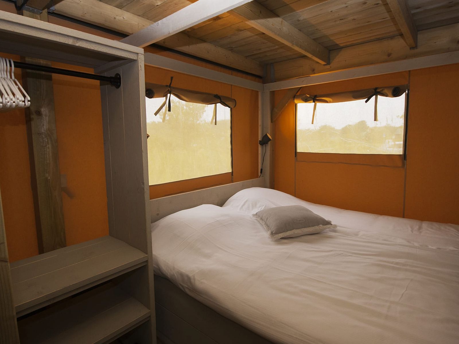 Gemuetliche Schlafgelegenheit im Safarizelt Duinroos, Ouddorp, Suedholland. Geniessen Sie ein einzigartiges Glamping-Erlebnis auf Goeree-Overflakkee.