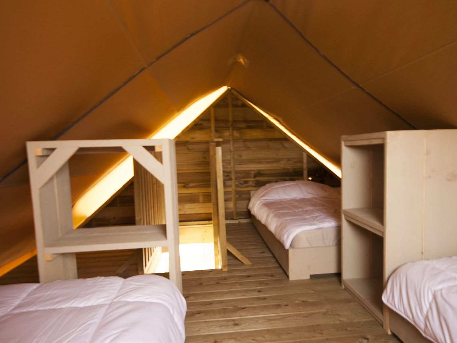 Badezimmer von Safari Zelt Duinroos in Ouddorp, Goeree-Overflakkee. Luxus-Glamping mit modernen Einrichtungen in Sued-Holland.