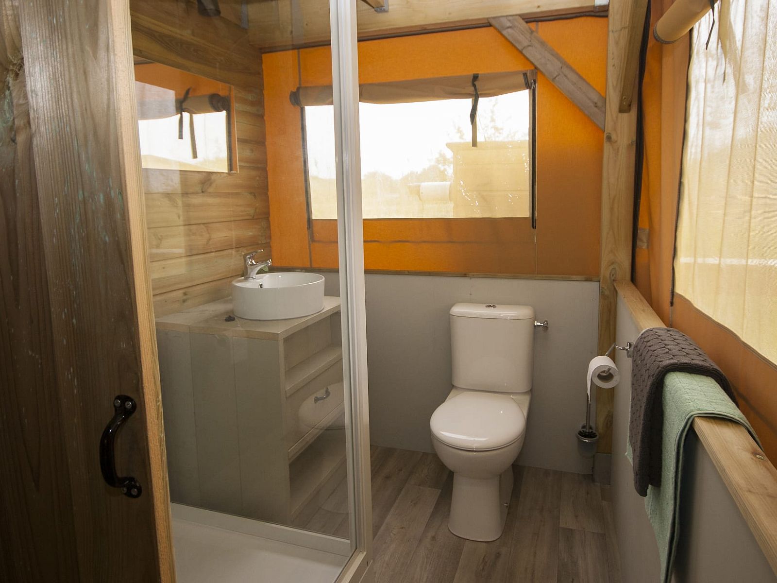 Die Familie kommt in Safaritent Duinroos an, einer luxurioesen Glamping-Lodge in Ouddorp auf Goeree-Overflakkee, Suedholland, umgeben von Natur.