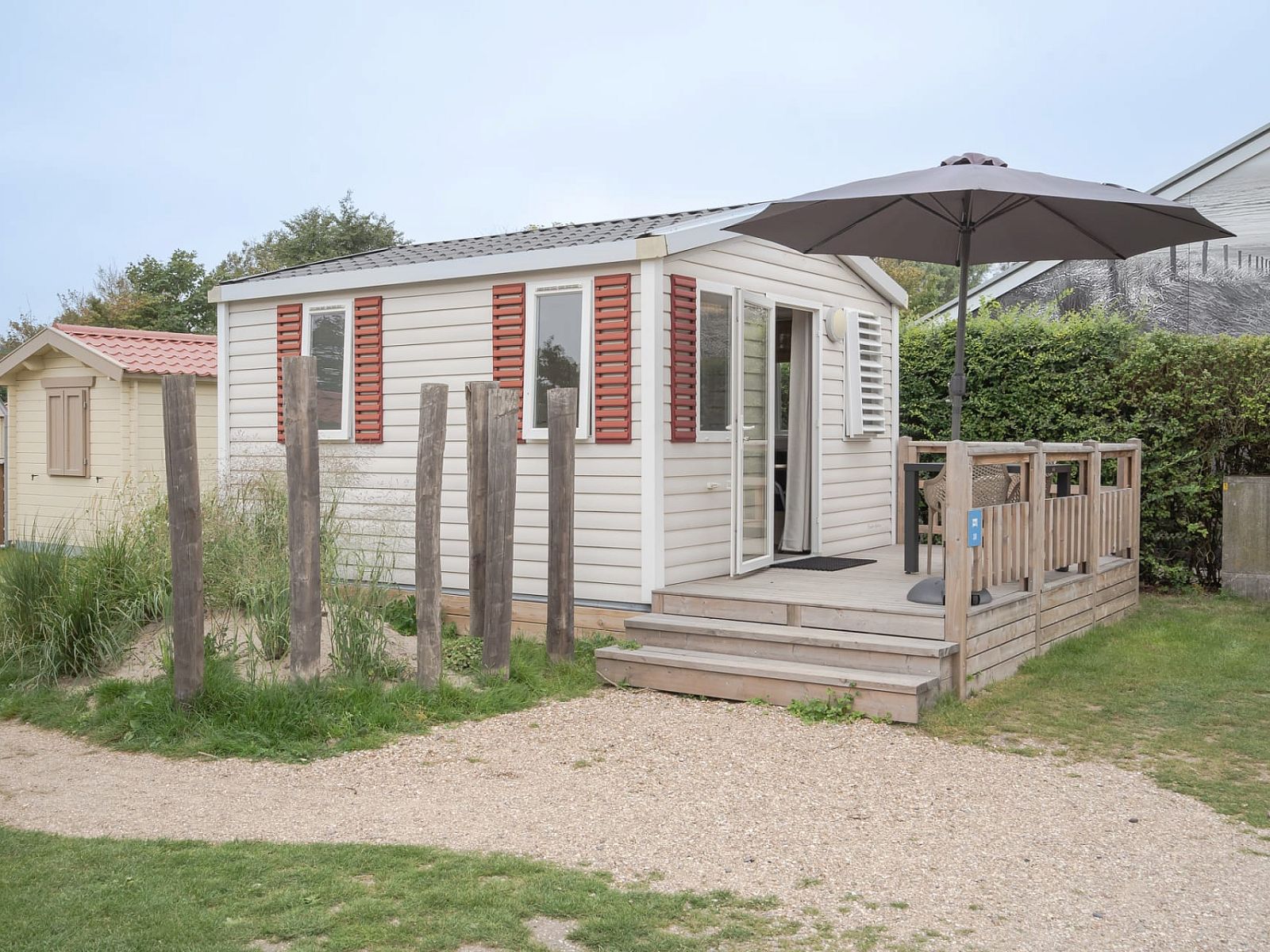 Mobilheim de Aalscholver in Ouddorp, Goeree-Overflakkee, Suedholland mit schoener Terrasse und natuerlicher Umgebung.