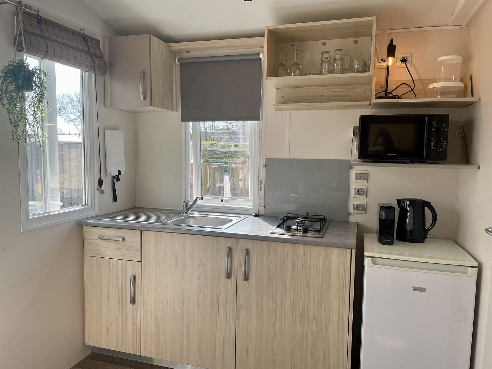 Gemuetliche Kueche im Mobil home de Aalscholver, Mobil home in Ouddorp, Goeree-Overflakkee, Sued-Holland, mit moderner Ausstattung.