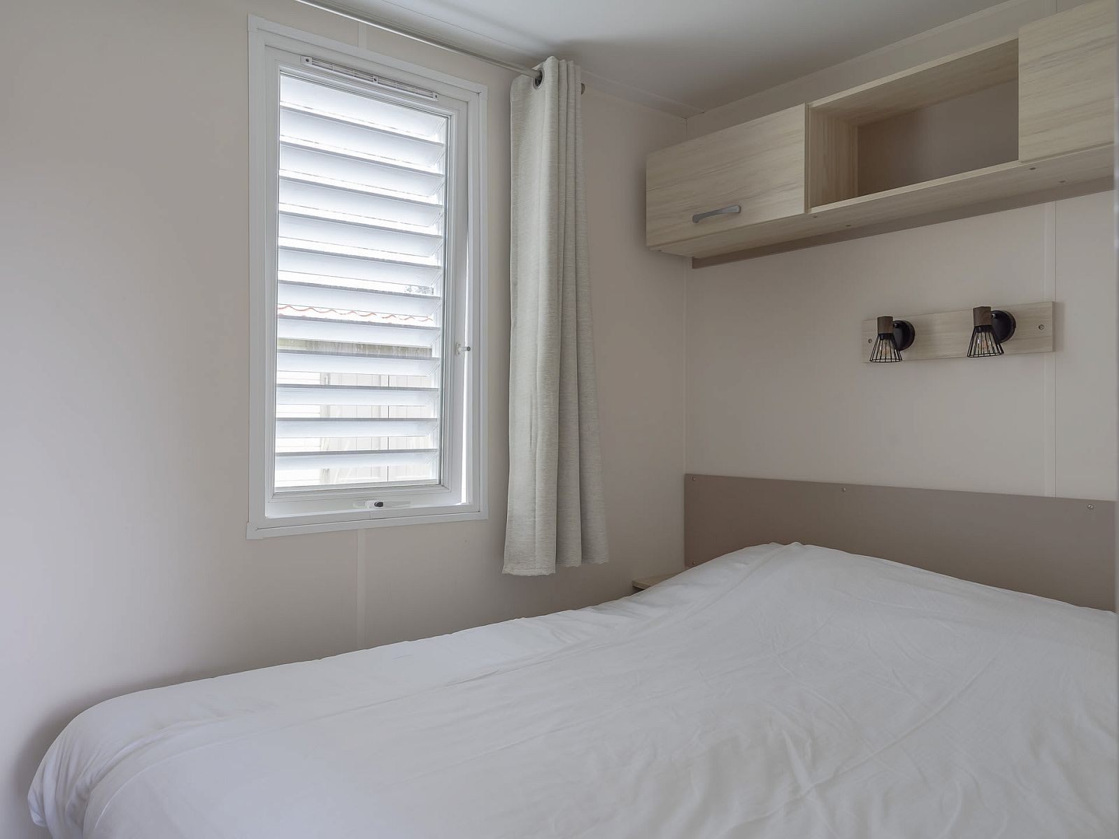 Gemuetliches Schlafzimmer im Mobil home de Aalscholver, Mobil home in Ouddorp, Goeree-Overflakkee, Sued-Holland mit bequemem Bett.