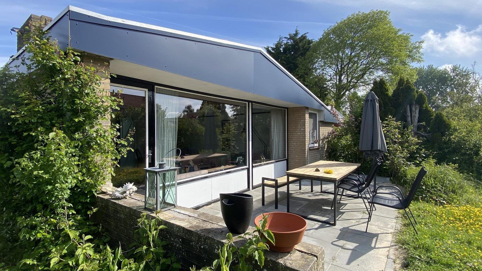 Buitenzijde van VZ934 Bungalow in Ouddorp met terras en groene omgeving in Goeree-Overflakkee, Zuid-Holland.