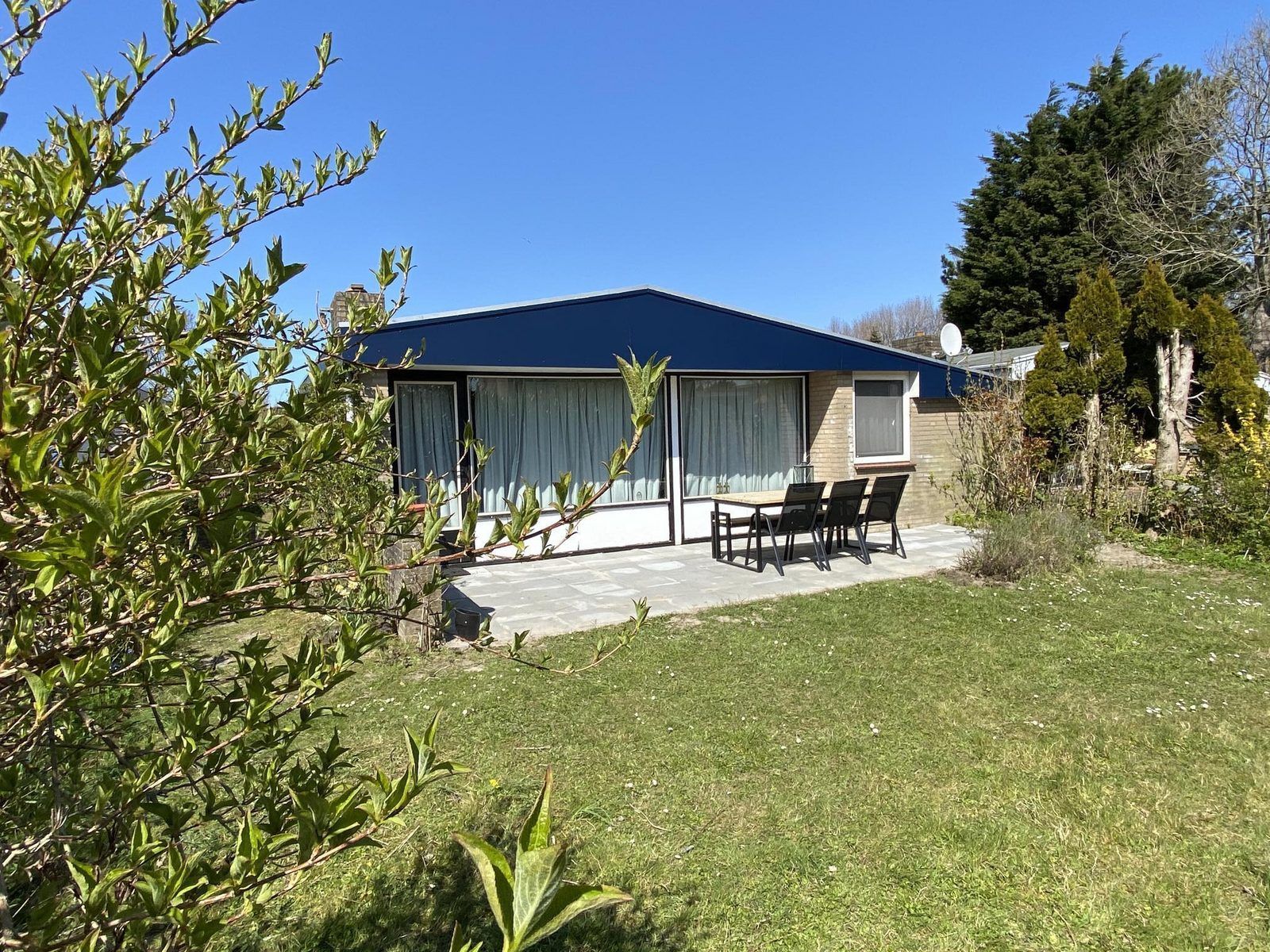 Voorzijde van VZ934 Bungalow in Ouddorp, vakantiehuis met ruime tuin in Zuid-Holland.