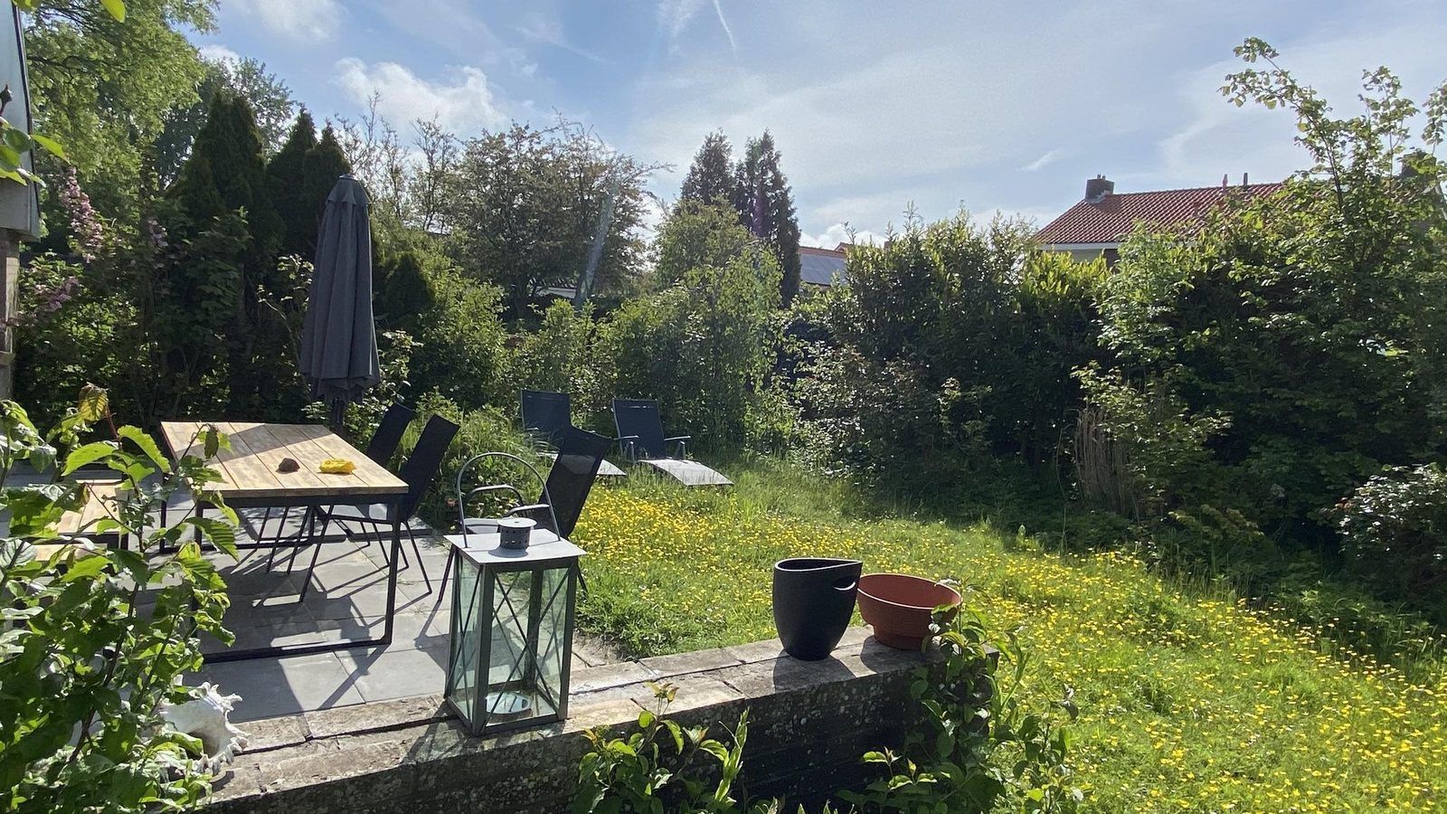 Zonnig terras van VZ934 Bungalow in Ouddorp, omgeven door weelderige natuur in Goeree-Overflakkee.