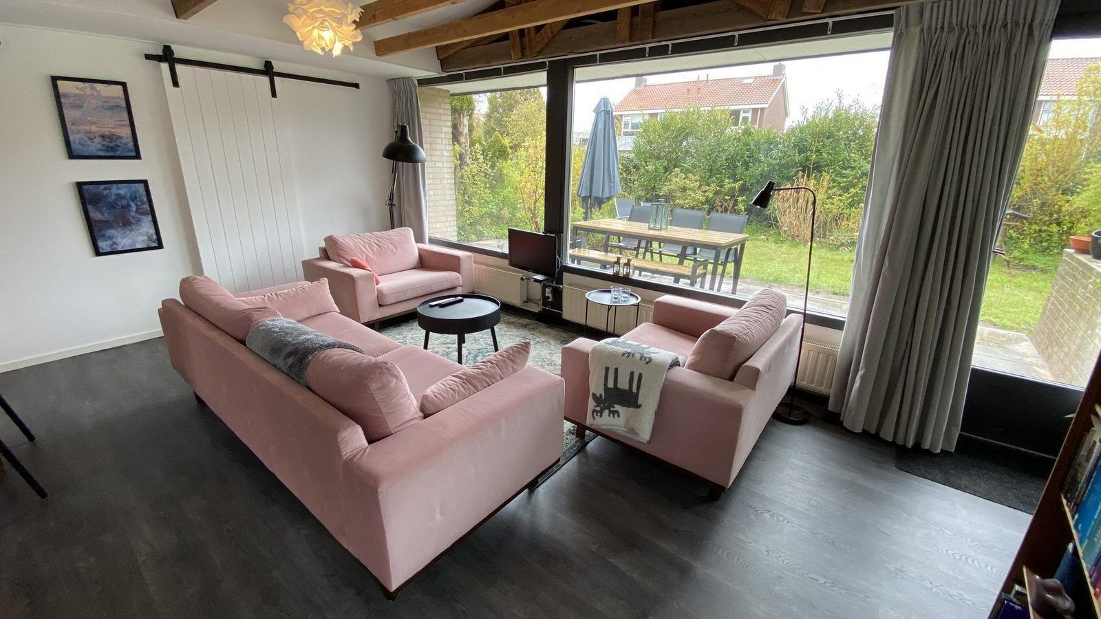 Gezellige woonkamer van VZ934 Bungalow in Ouddorp met uitzicht op de tuin in Zuid-Holland.