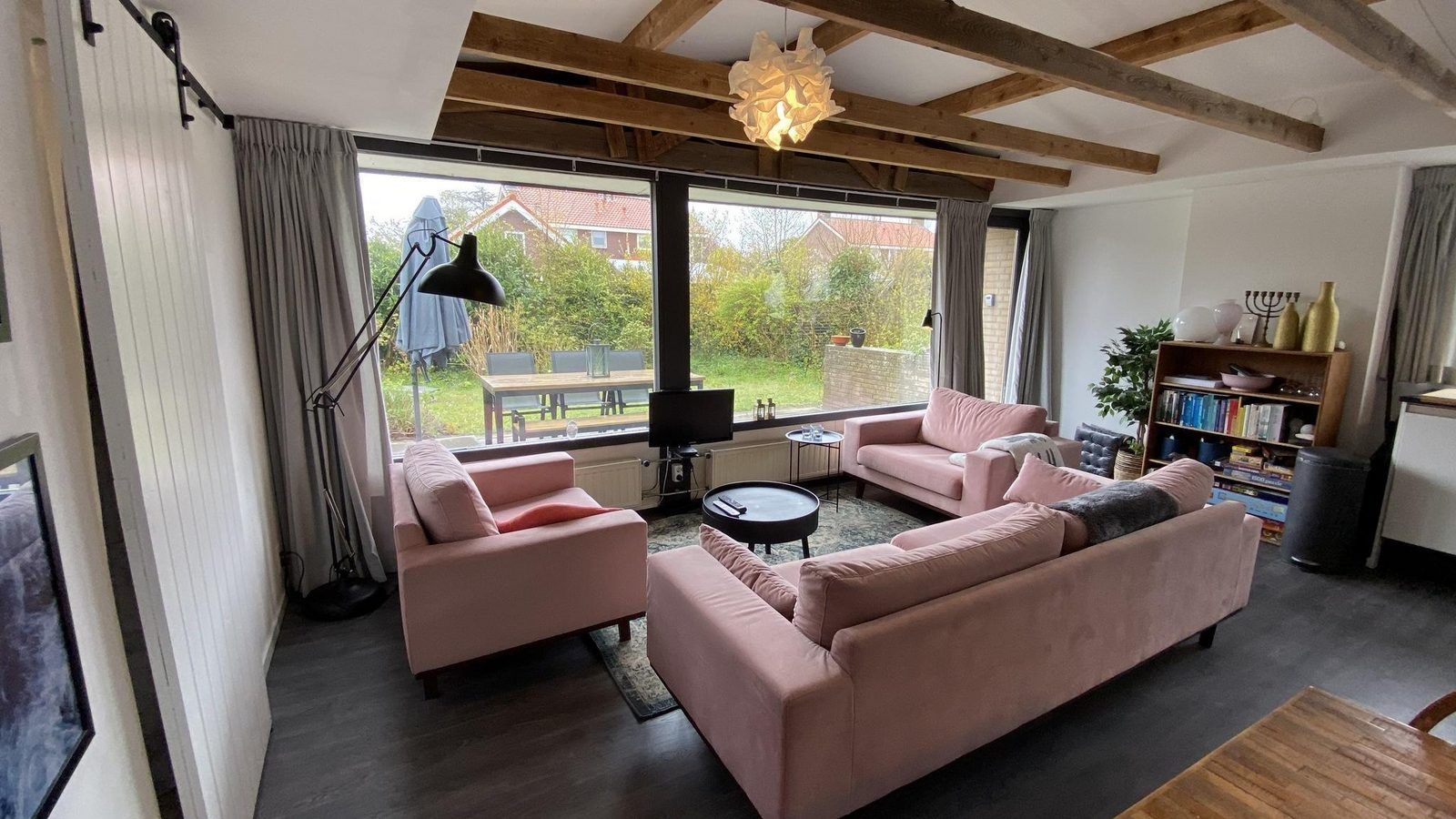 Ruime woonkamer van VZ934 Bungalow in Ouddorp, vakantiehuis met moderne inrichting in Zuid-Holland.