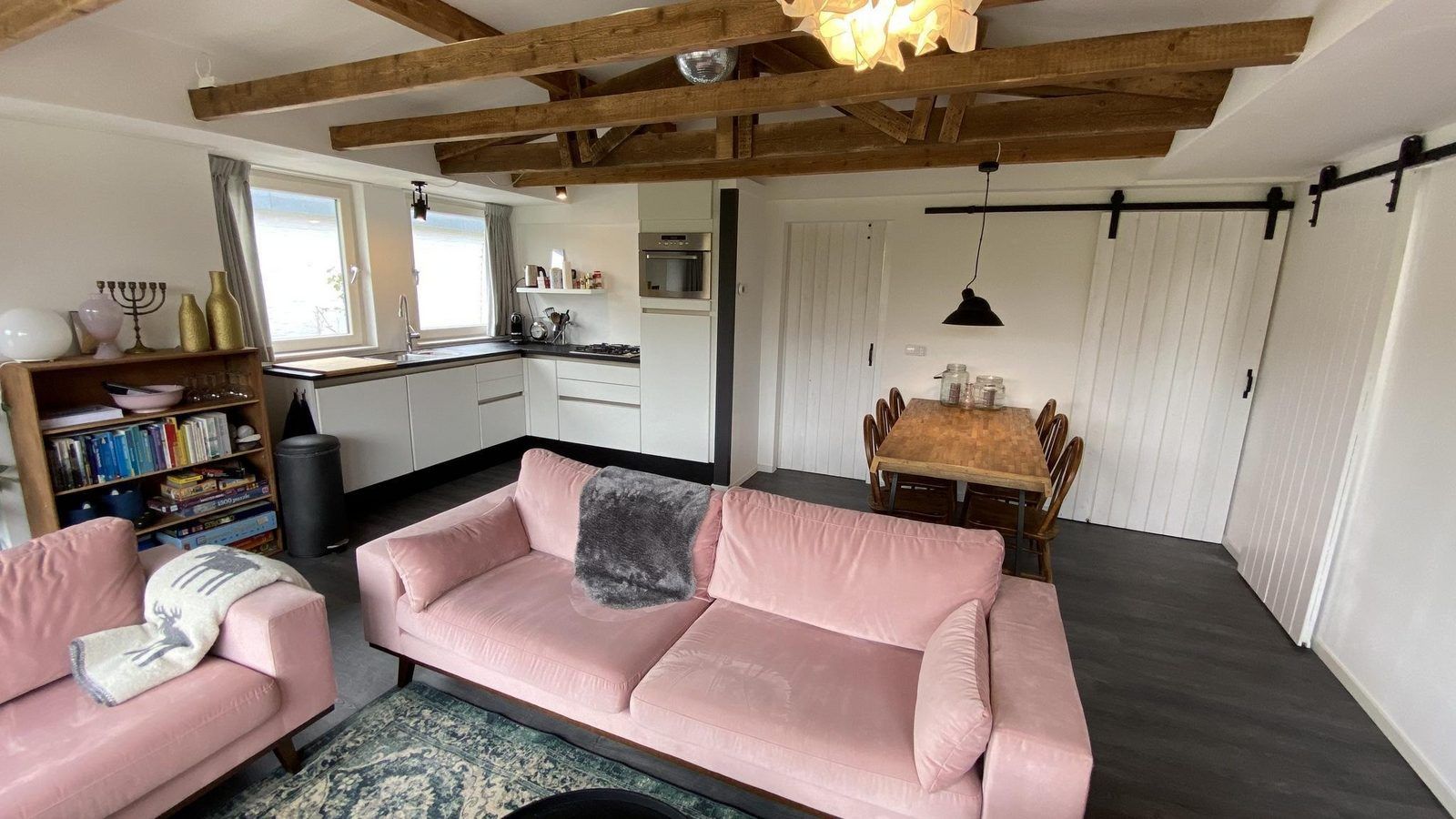 Open keuken en eetruimte van VZ934 Bungalow in Ouddorp, ideaal voor familievakanties in Goeree-Overflakkee.