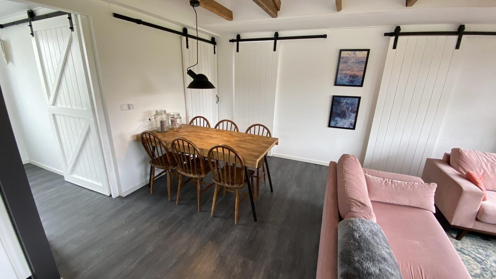 Eethoek van VZ934 Bungalow in Ouddorp met houten tafel, perfect voor gezellige maaltijden in Zuid-Holland.