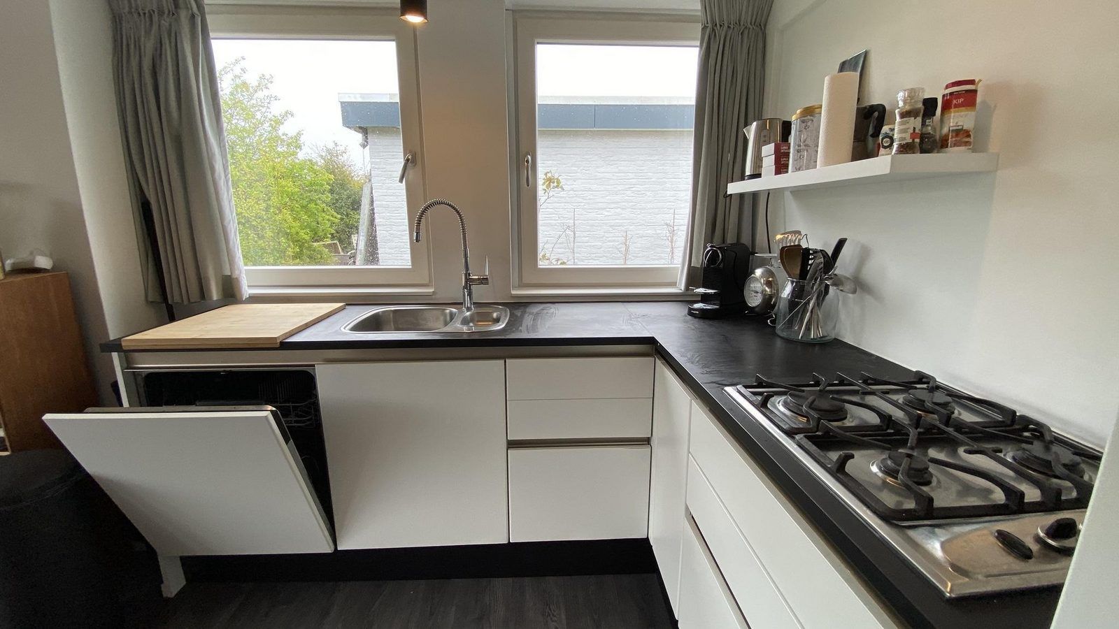 Moderne keuken van VZ934 Bungalow in Ouddorp met uitzicht op de tuin in Zuid-Holland.