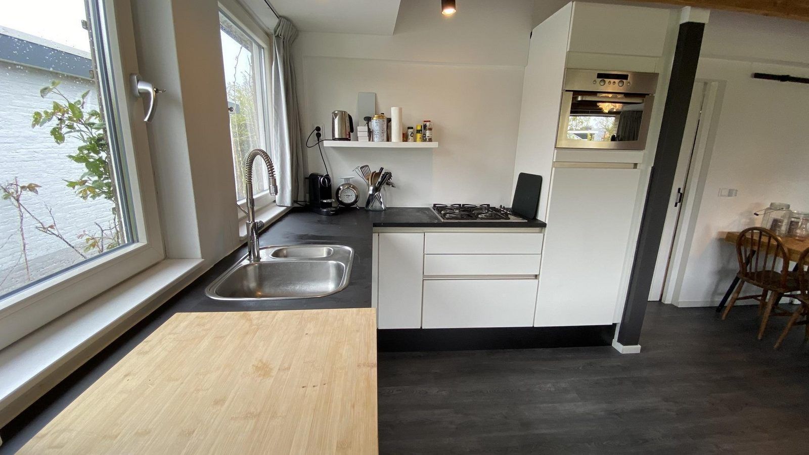 Volledig uitgeruste keuken van VZ934 Bungalow in Ouddorp, perfect voor culinaire avonturen in Goeree-Overflakkee.