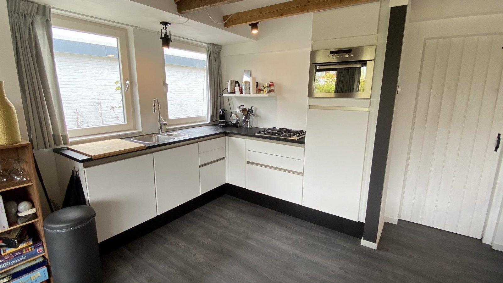 Kleine maar functionele keuken in VZ934 Bungalow in Ouddorp, ideaal voor vakantiekoks in Zuid-Holland.