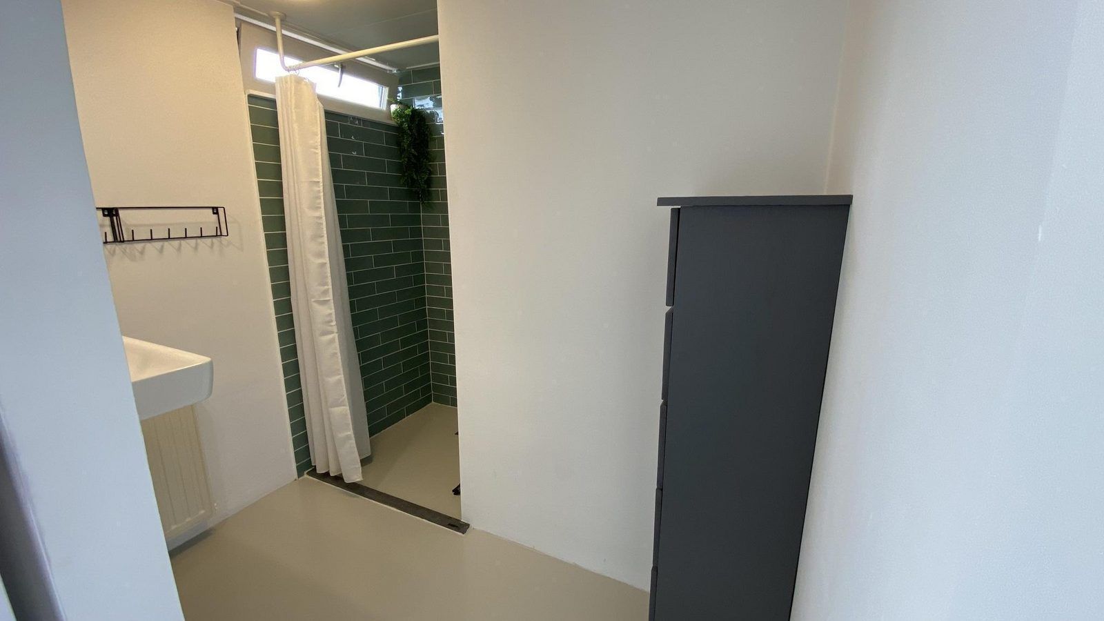 Badkamer van VZ934 Bungalow in Ouddorp met moderne douche, gelegen in Goeree-Overflakkee.