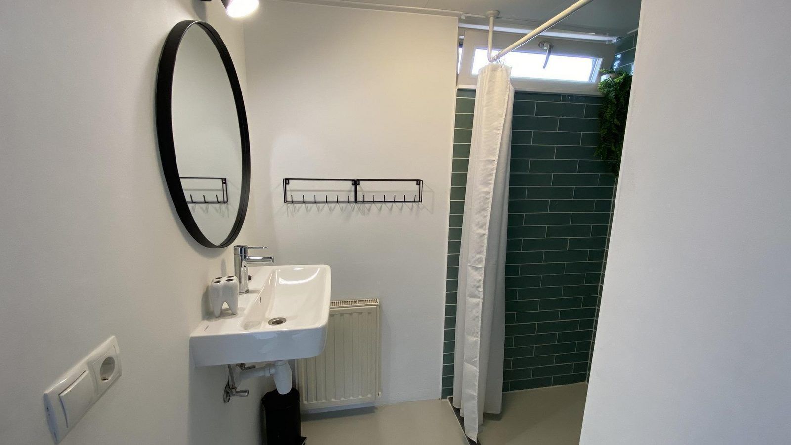 Stijlvolle badkamer van VZ934 Bungalow in Ouddorp met strakke afwerking in Zuid-Holland.