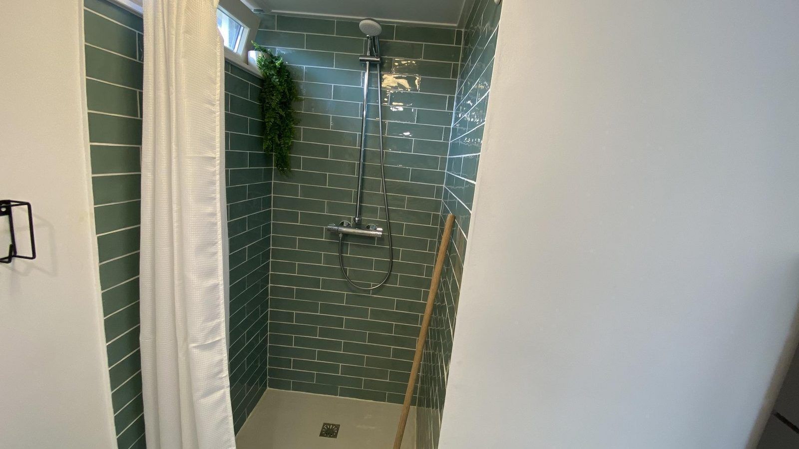 Douche met groene tegels in VZ934 Bungalow in Ouddorp, vakantiehuis in de natuur van Goeree-Overflakkee.