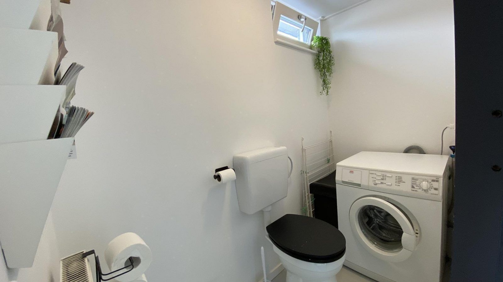 Praktische wasruimte van VZ934 Bungalow in Ouddorp met wasmachine, ideaal voor langere verblijven in Goeree-Overflakkee.