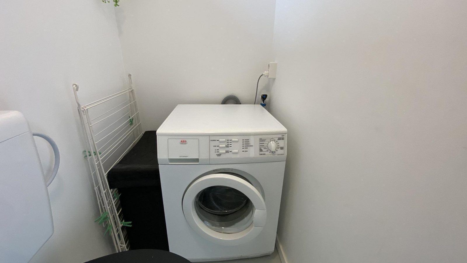 Wasruimte met wasmachine in VZ934 Bungalow in Ouddorp, vakantiehuis in Zuid-Holland.