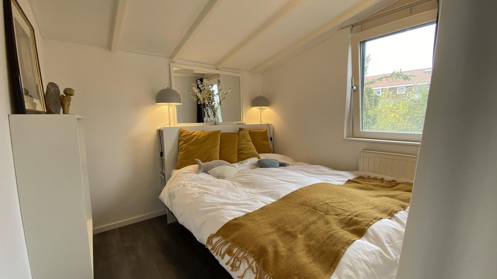 Sfeervolle slaapkamer met tweepersoonsbed in VZ934 Bungalow in Ouddorp, gelegen in Goeree-Overflakkee.