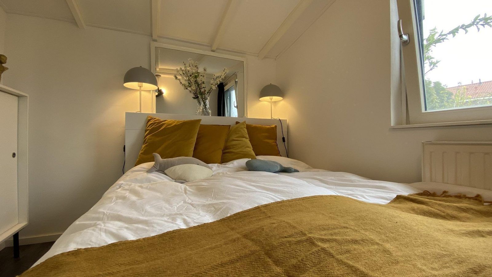 Gezellige slaapkamer in VZ934 Bungalow in Ouddorp met comfortabele inrichting in Zuid-Holland.