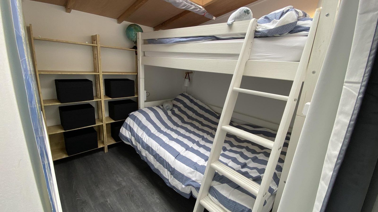 Kinderkamer met stapelbed in VZ934 Bungalow in Ouddorp, ideaal voor gezinnen in Goeree-Overflakkee.