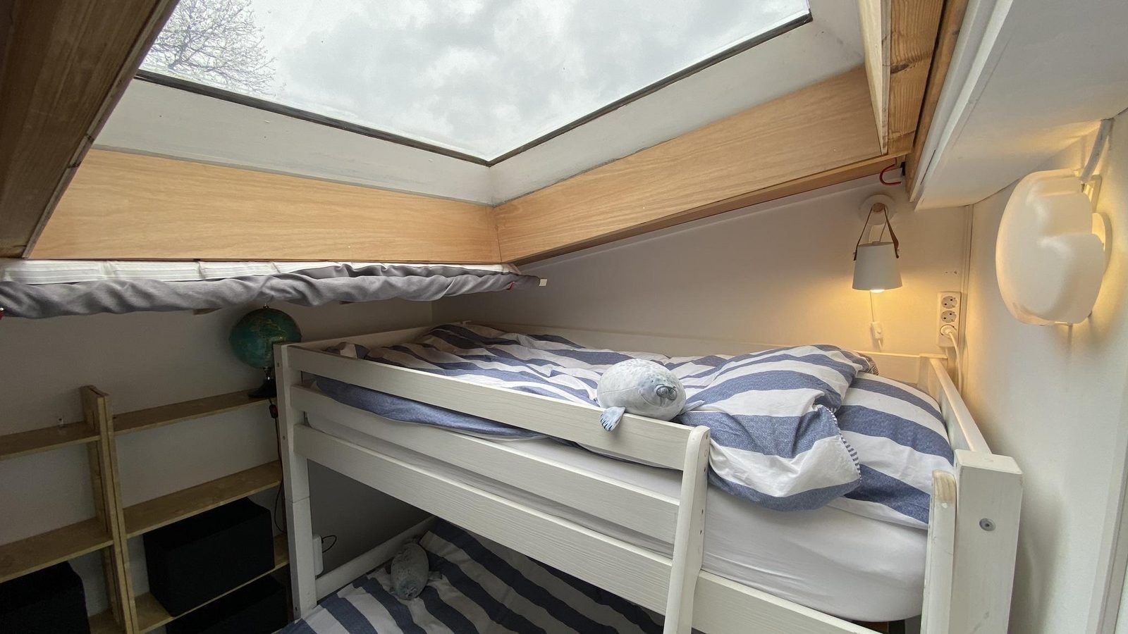 Knusse kinderkamer met dakraam in VZ934 Bungalow in Ouddorp, vakantiehuis in Zuid-Holland.