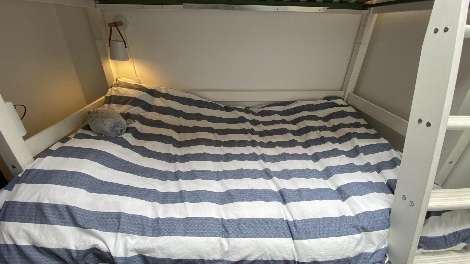 Onderste bed van het stapelbed in VZ934 Bungalow in Ouddorp, perfect voor kinderen in Goeree-Overflakkee.