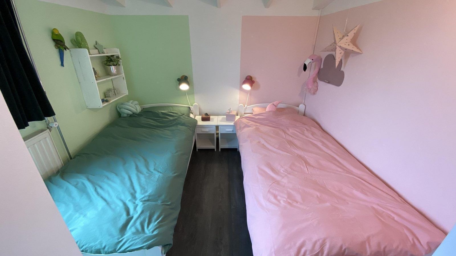 Tweede slaapkamer met kleurrijke inrichting in VZ934 Bungalow in Ouddorp, gelegen in Zuid-Holland.