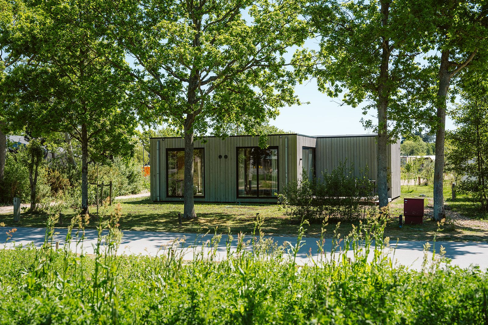 Vacation home Duunroos in Ouddorp, South Holland, surrounded by green nature.