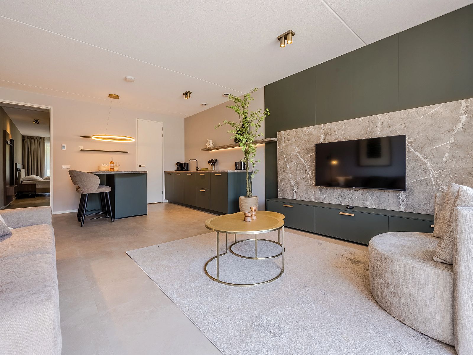 Zonnige woonkamer met grote ramen in het 2-persoons appartement 2L, Ouddorp, Goeree-Overflakkee, biedt uitzicht op de duinen.