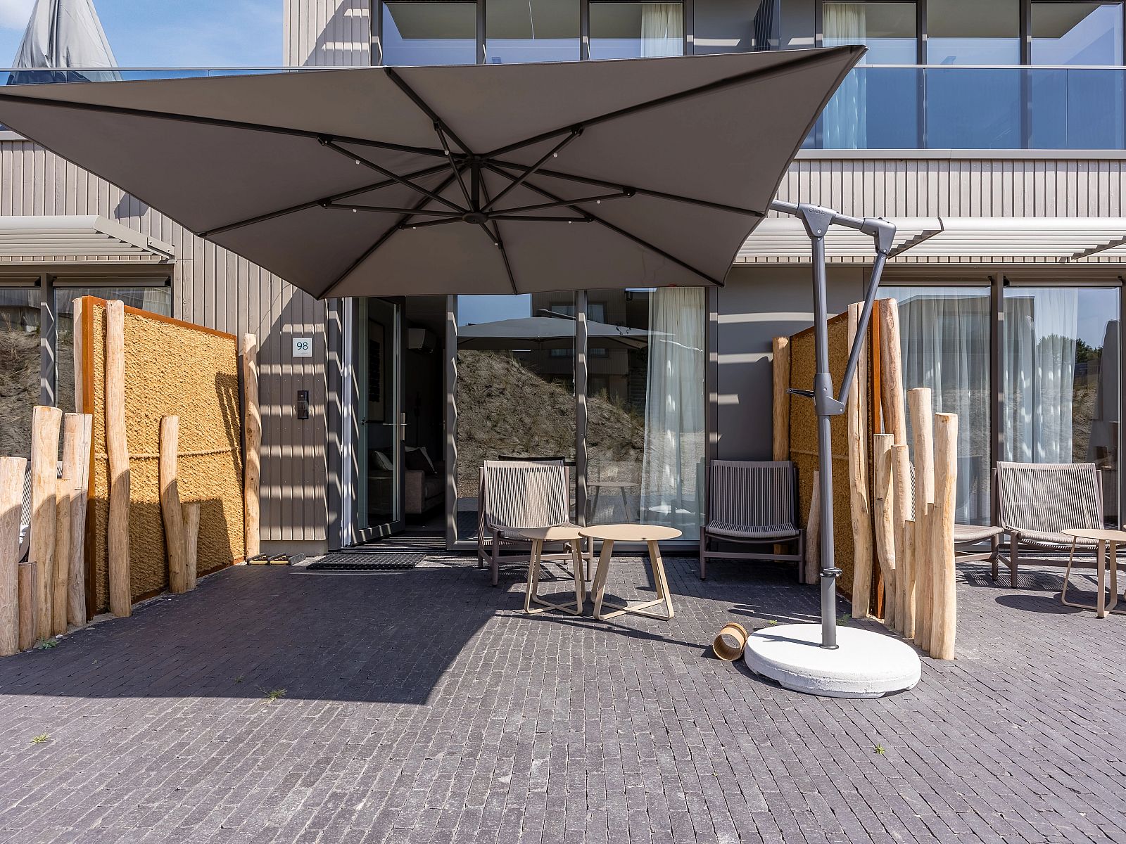 Elegant ingerichte zithoek in het 2-persoons appartement 2L, Ouddorp, met een moderne tv en stijlvolle decoratie.