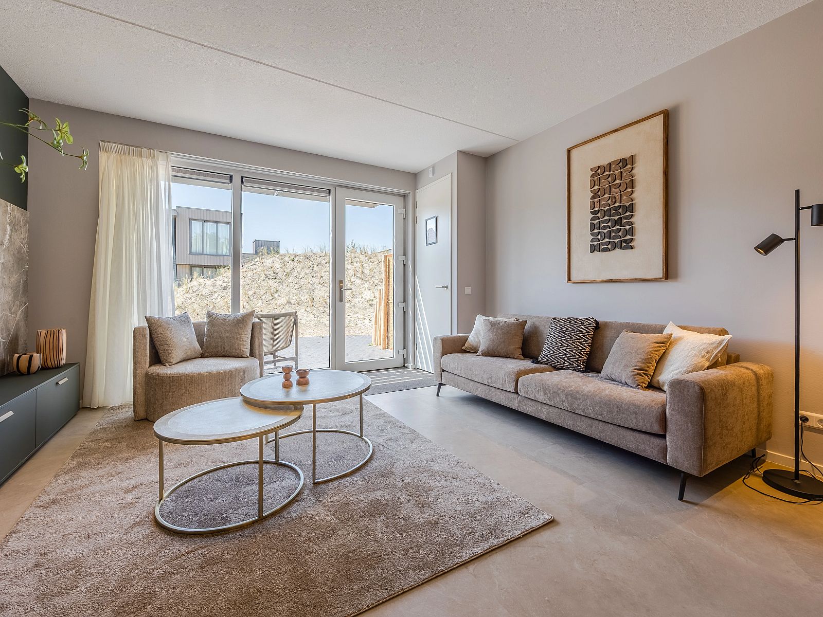 Moderne keuken in het 2-persoons appartement 2L, Ouddorp, Goeree-Overflakkee, met bar en comfortabele zitstoelen.