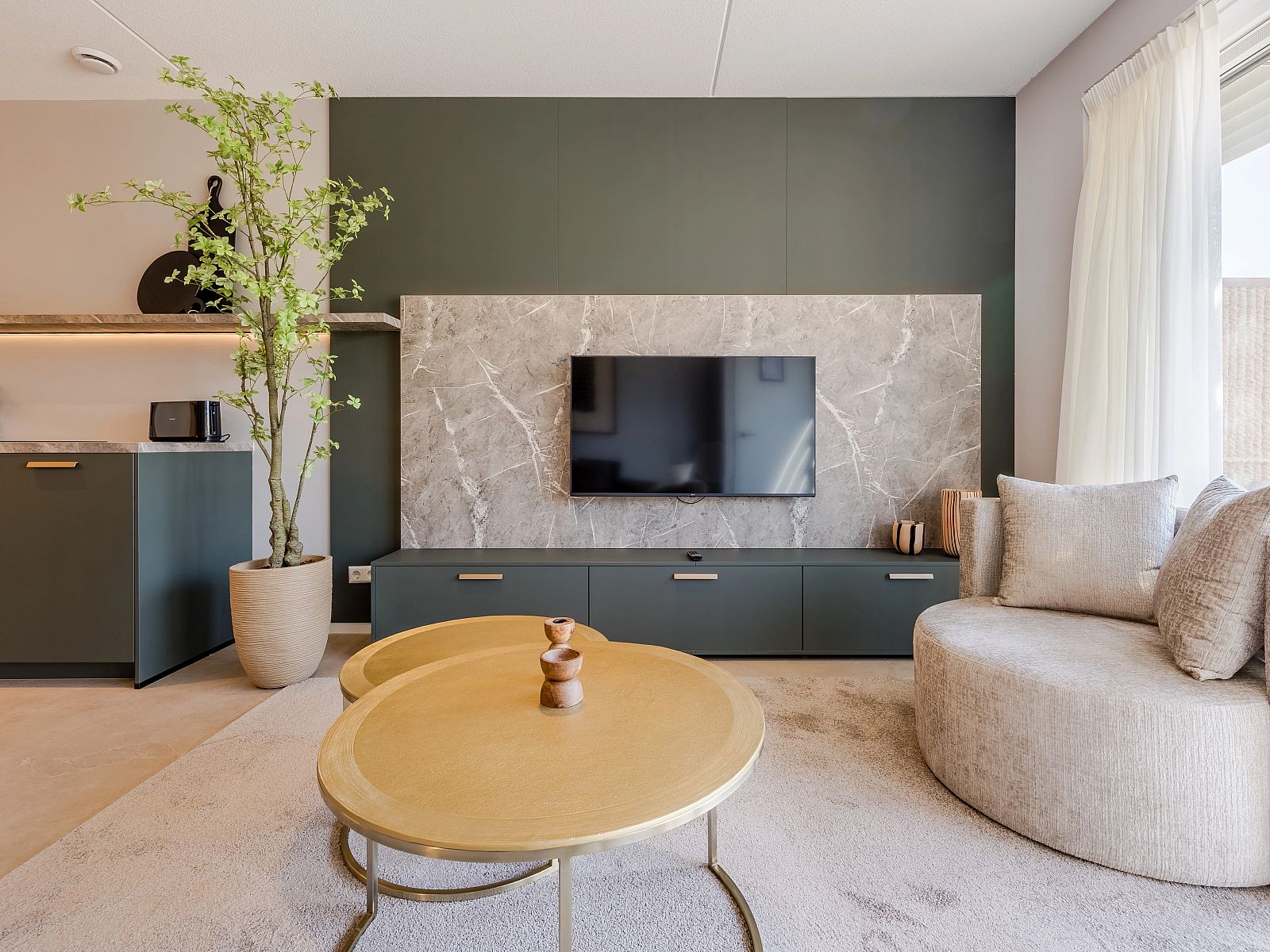 Detail van de keukenbar in het 2-persoons appartement 2L, Ouddorp, Goeree-Overflakkee, met stijlvolle verlichting en accessoires.