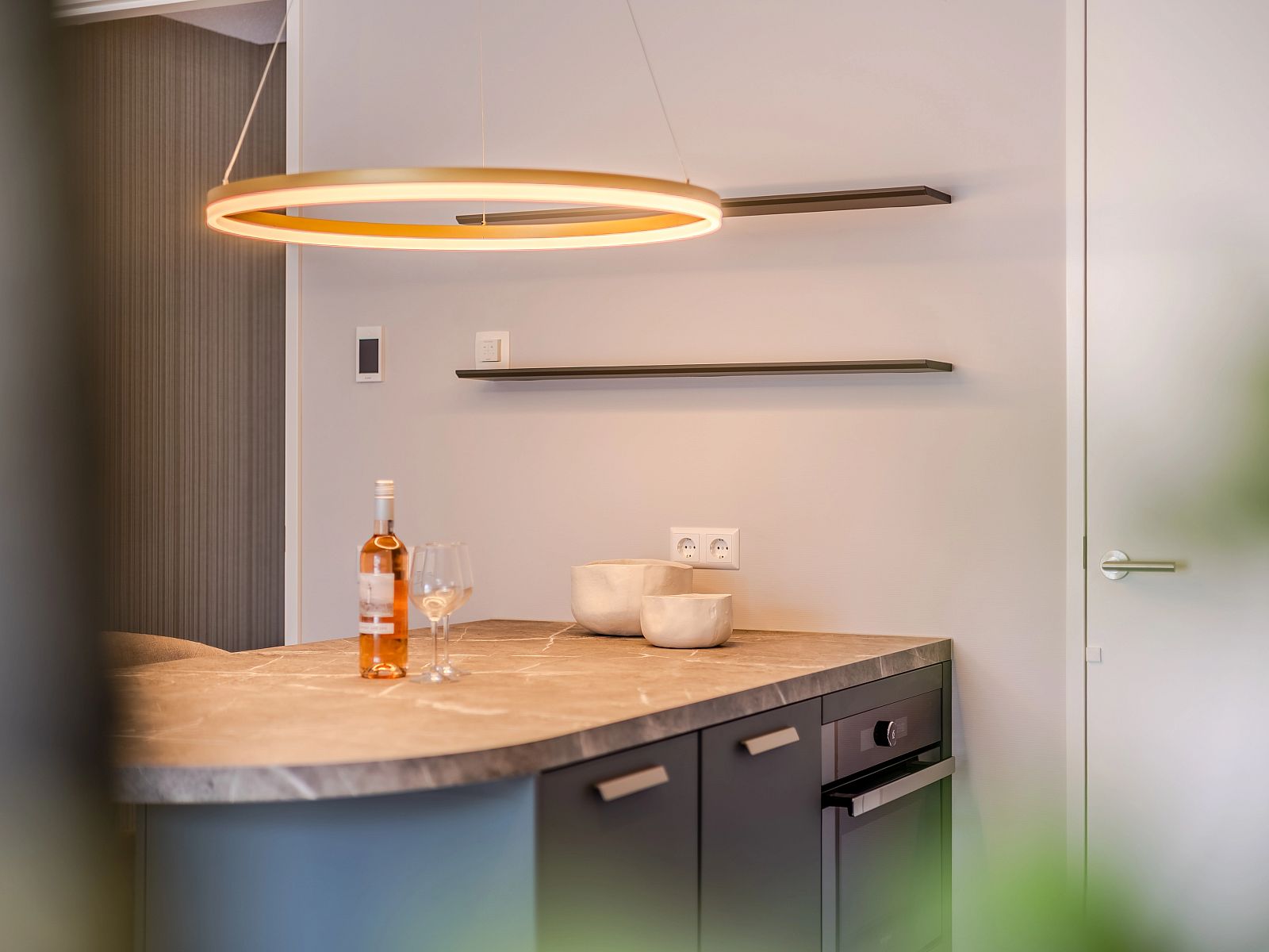 Ruim terras van het 2-persoons appartement 2L in Ouddorp, Goeree-Overflakkee, met parasol en comfortabele buitenstoelen.