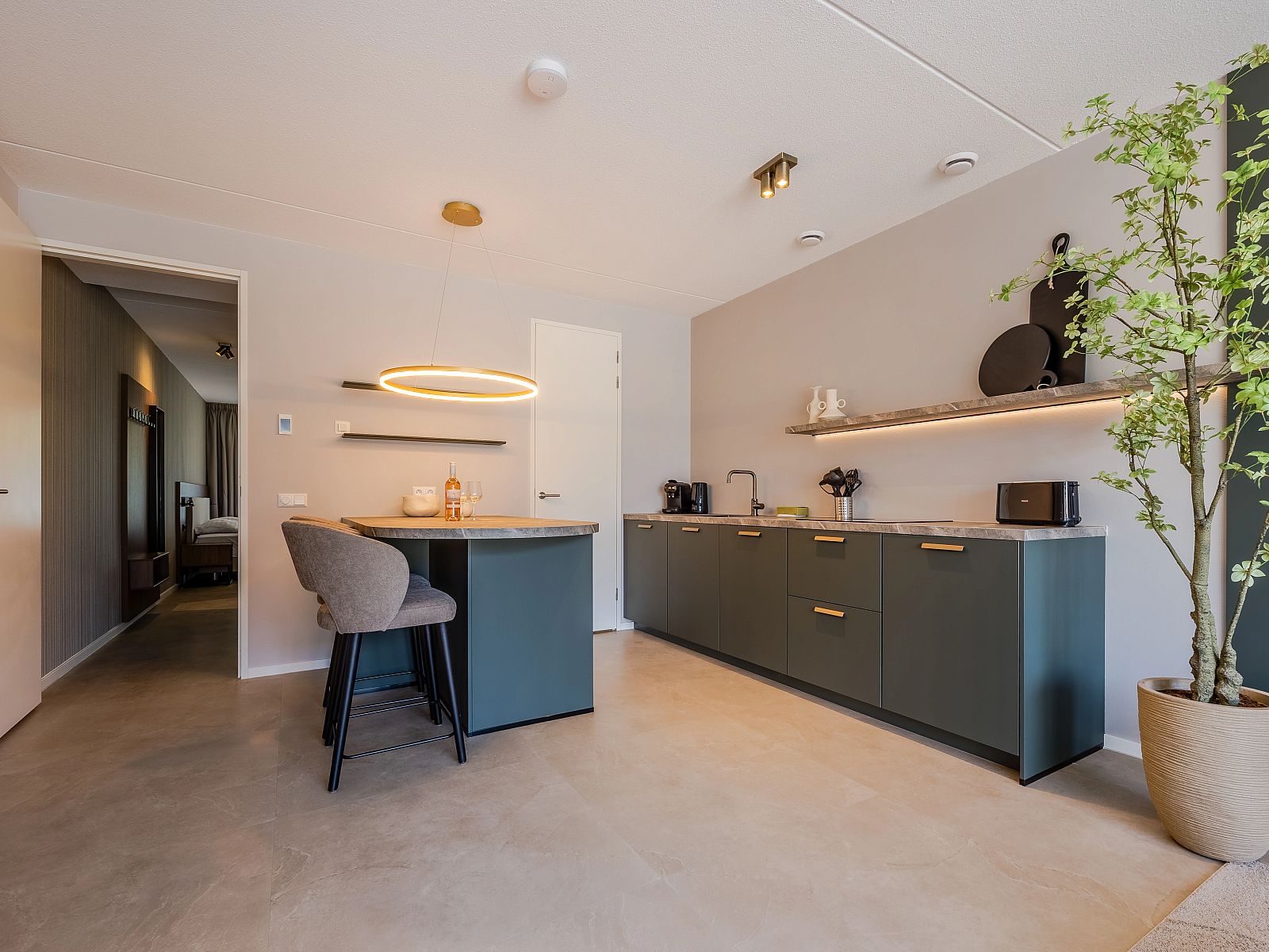 Lichte en comfortabele slaapkamer in het 2-persoons appartement 2L, Ouddorp, Goeree-Overflakkee, met luxe beddengoed.