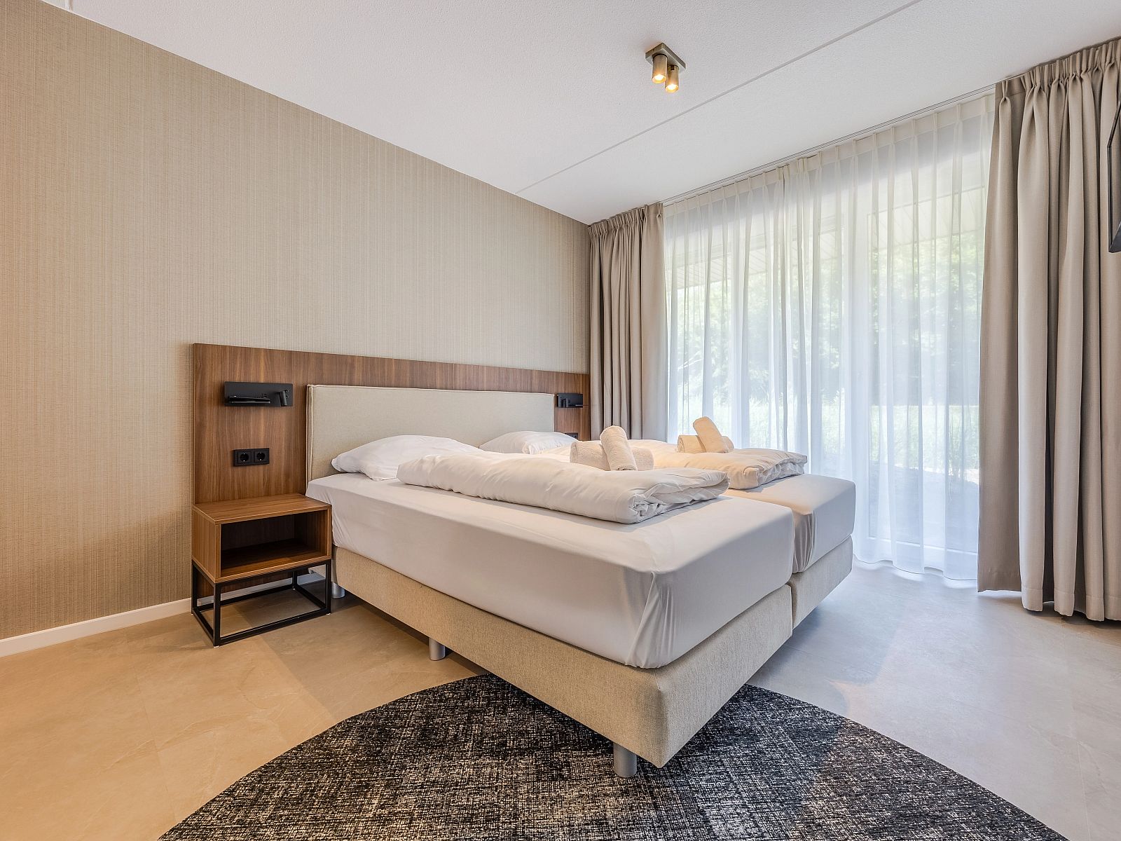 Ruime slaapkamer met garderobe in het 2-persoons appartement 2L, Ouddorp, Goeree-Overflakkee, biedt veel opbergruimte.