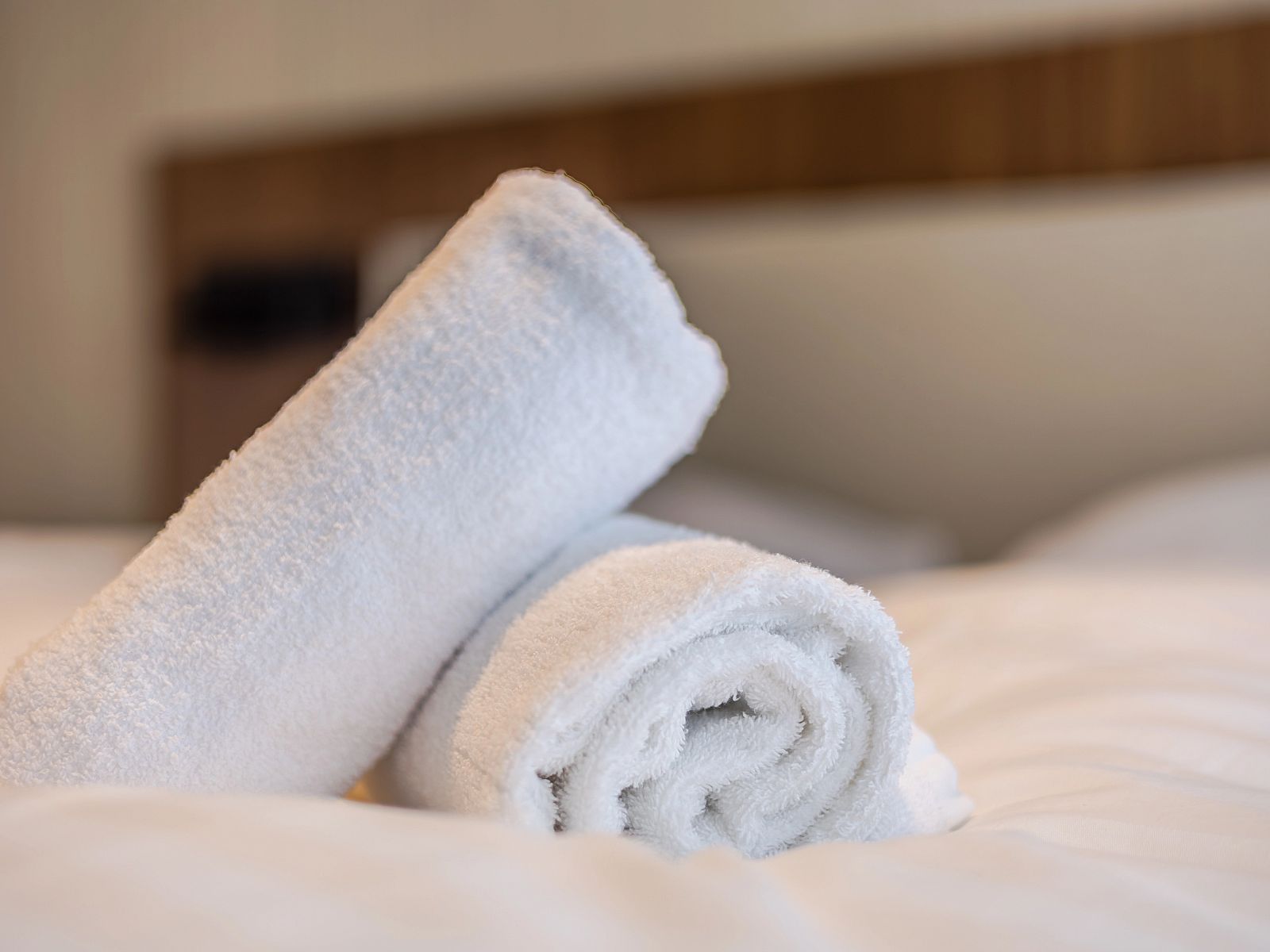 Moderne badkamer in het 2-persoons appartement 2L, Ouddorp, Goeree-Overflakkee, met stijlvolle wastafel en spiegel.