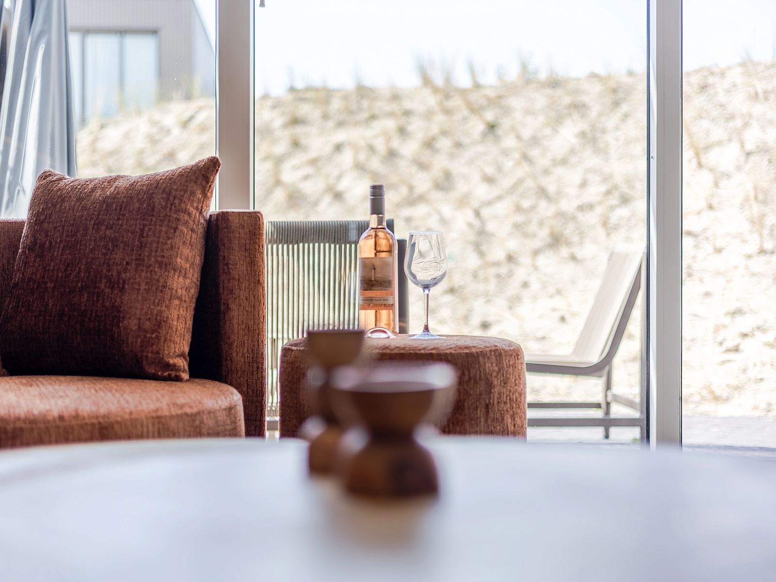 Offene Kueche und Esszimmer in der 2-4-Bett-Wohnung 2-4C, Ouddorp, Goeree-Overflakkee, ideal fuer gemuetliches Essen.