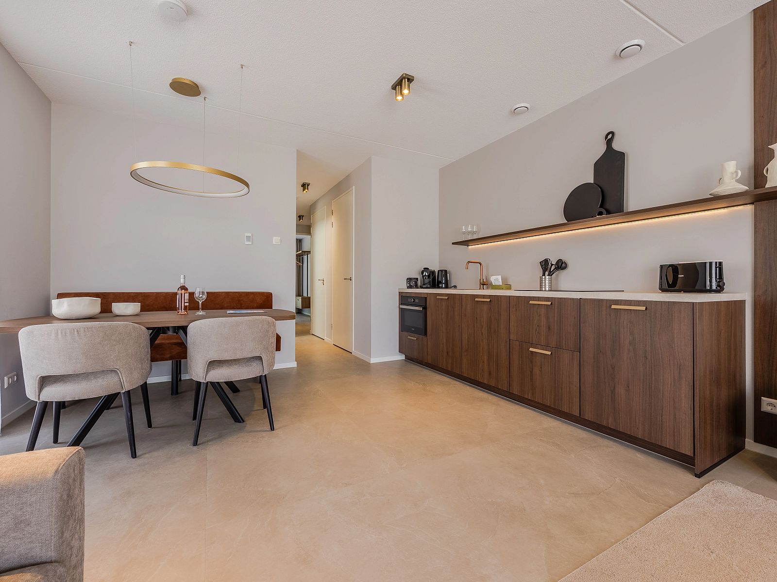 Detail der Kuechenarbeitsplatte in der 2-4-Bett-Wohnung 2-4C, Ouddorp, Goeree-Overflakkee, mit stilvoller Einrichtung.