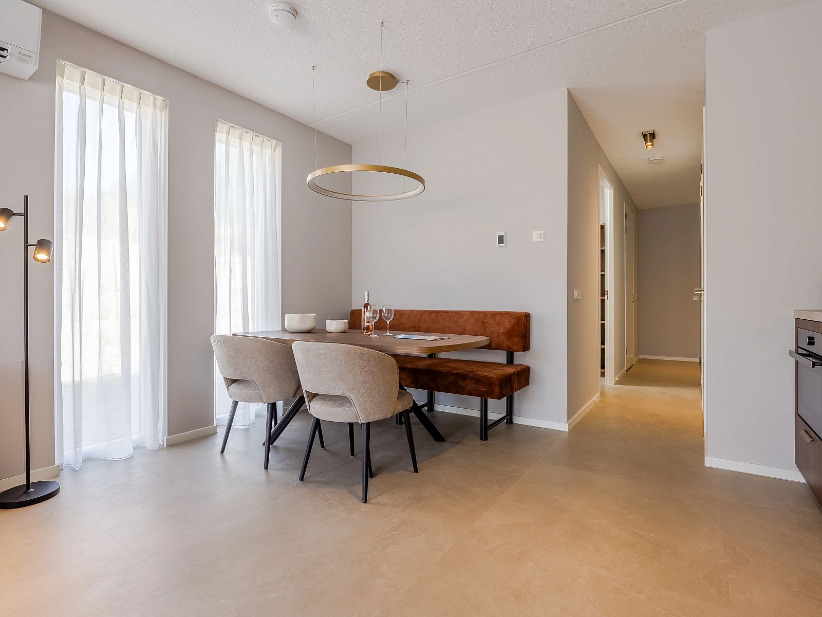 Terrasse mit Sonnenschirm in 2-4-Bett-Wohnung 2-4C, Ouddorp, Goeree-Overflakkee, umgeben von Duenen.