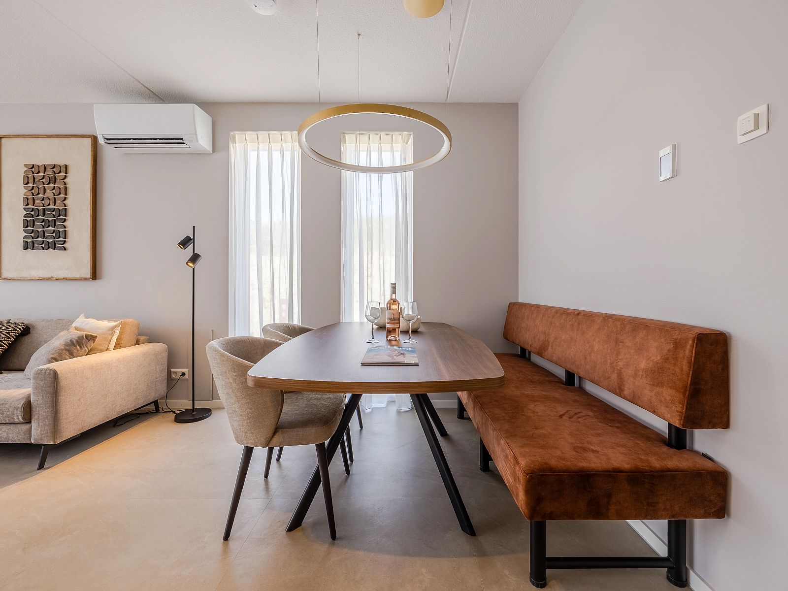 Sonnige Terrasse mit Sitzgelegenheit in der 2-4-Bett-Wohnung 2-4C, Ouddorp, Goeree-Overflakkee, ideal fuer Entspannung im Freien.