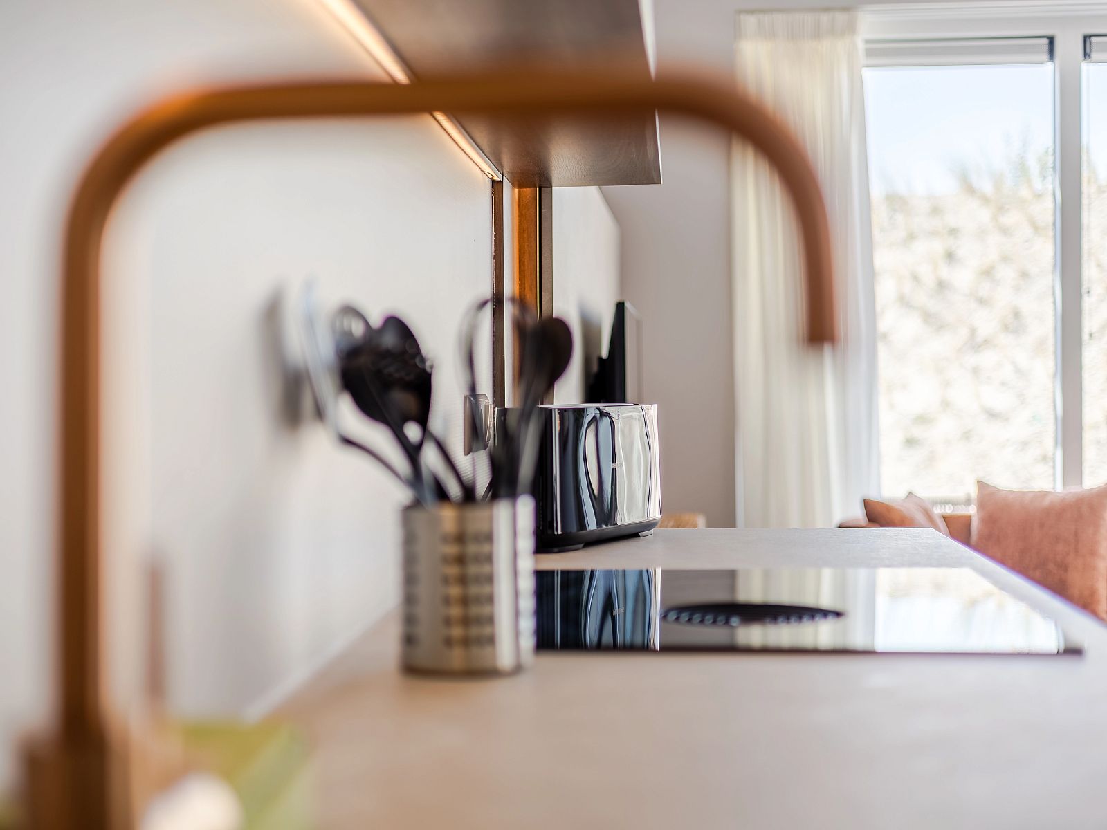 Komfortables Schlafzimmer mit grossen Fenstern in der 2-4-Bett-Wohnung 2-4C, Ouddorp, Goeree-Overflakkee.