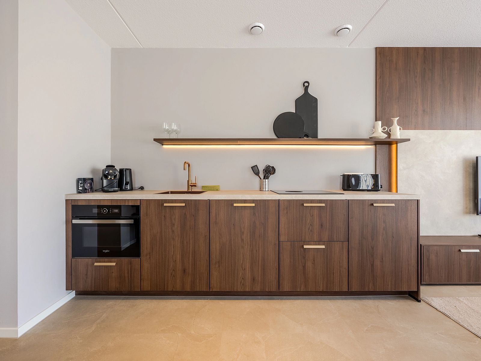 Frische Handtuecher im Schlafzimmer der 2-4-Bett-Wohnung 2-4C, Ouddorp, Goeree-Overflakkee.