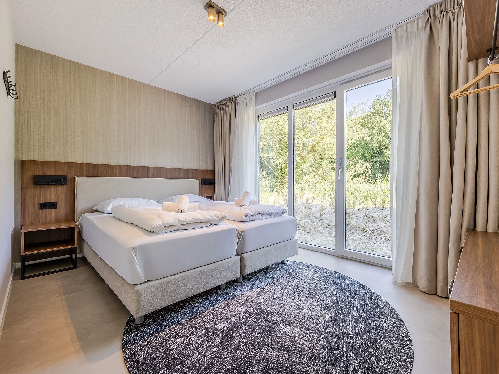 Schlafzimmer mit Blick auf die Natur in 2-4-Bett-Wohnung 2-4C, Ouddorp, Goeree-Overflakkee.