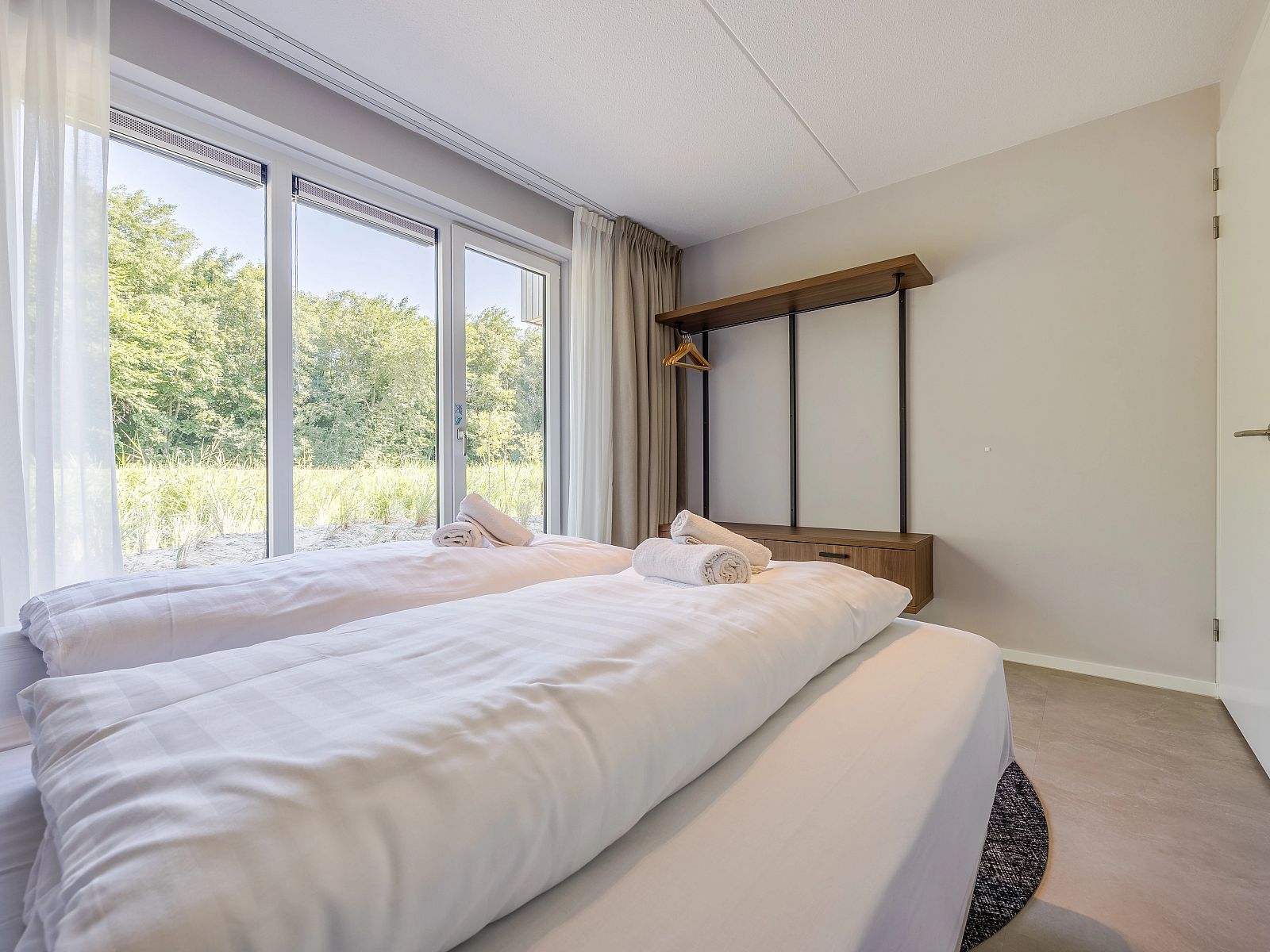 Modernes Badezimmer mit begehbarer Dusche in der 2-4-Bett-Wohnung 2-4C, Ouddorp, Goeree-Overflakkee.