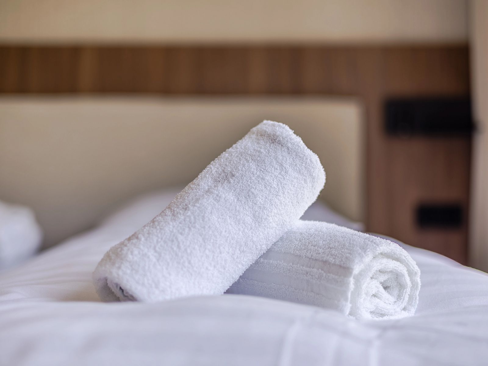 Stilvolle Dusche und Waschbecken in der 2-4-Bett-Wohnung 2-4C, Ouddorp, Goeree-Overflakkee.