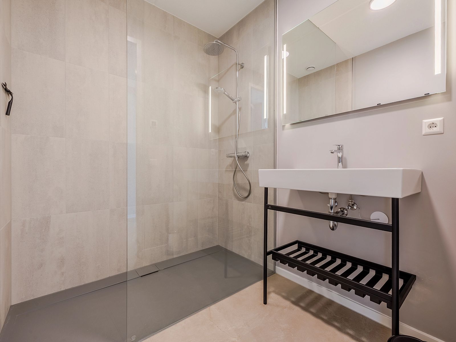 Aussenansicht der 2-4-Bett-Wohnung 2-4C, Ouddorp, Goeree-Overflakkee, mit moderner Architektur und Duenenlandschaft.