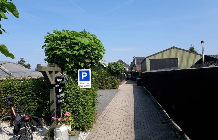Zufahrtsweg zum Ferienhaus in Sommelsdijk, Goeree-Overflakkee, Suedholland. Willkommen in Ihrem ruhigen Ferienhaus.
